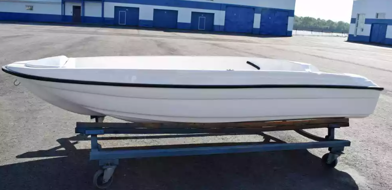 Стеклопластиковая лодка Пингвин (тримаран) в Кисловодске