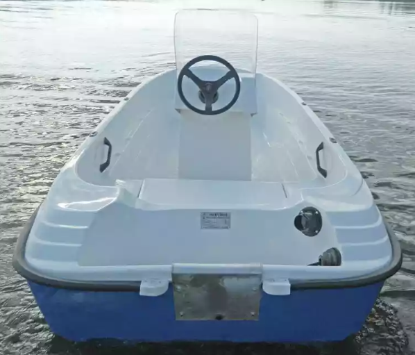 Стеклопластиковая лодка Пингвин с консолью (тримаран) в Кисловодске