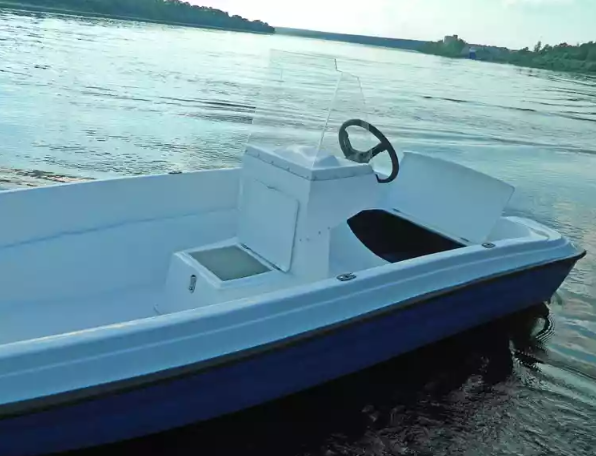 Стеклопластиковая лодка Пингвин с консолью (тримаран) в Кисловодске