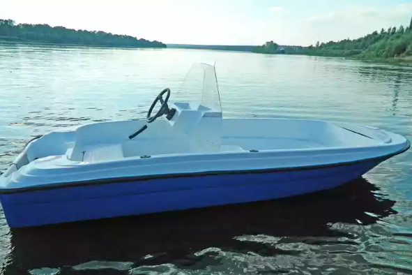 Стеклопластиковая лодка Пингвин с консолью (тримаран) в Кисловодске
