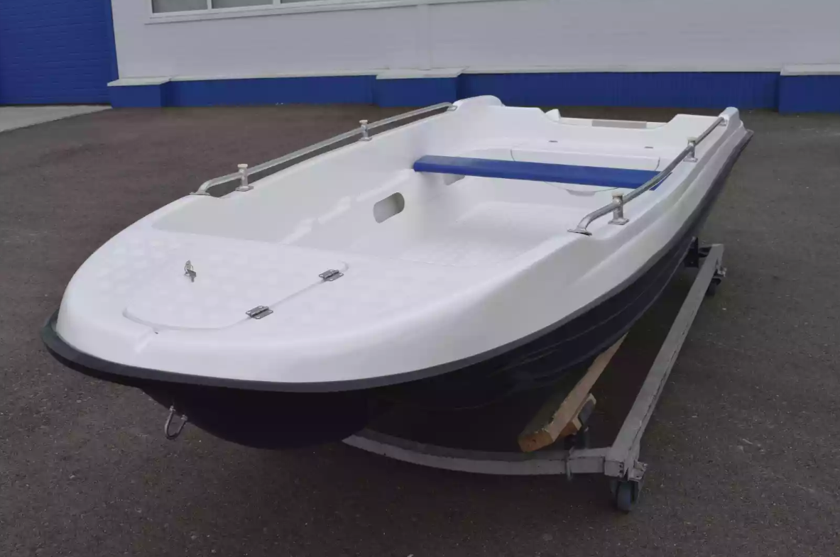 Стеклопластиковая лодка Пингвин New (тримаран) в Кисловодске