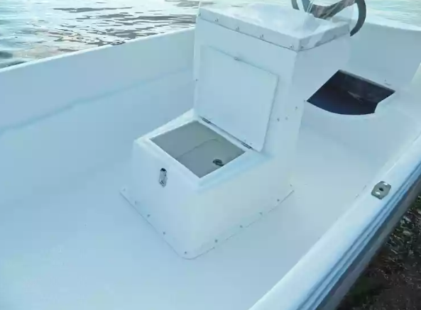 Стеклопластиковая лодка Пингвин с консолью (тримаран) в Кисловодске