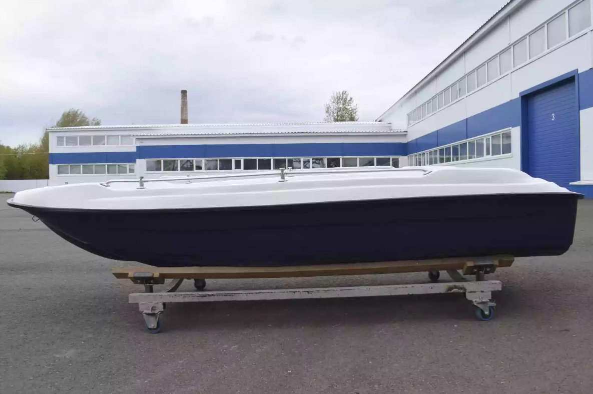 Стеклопластиковая лодка Пингвин New (тримаран) в Кисловодске