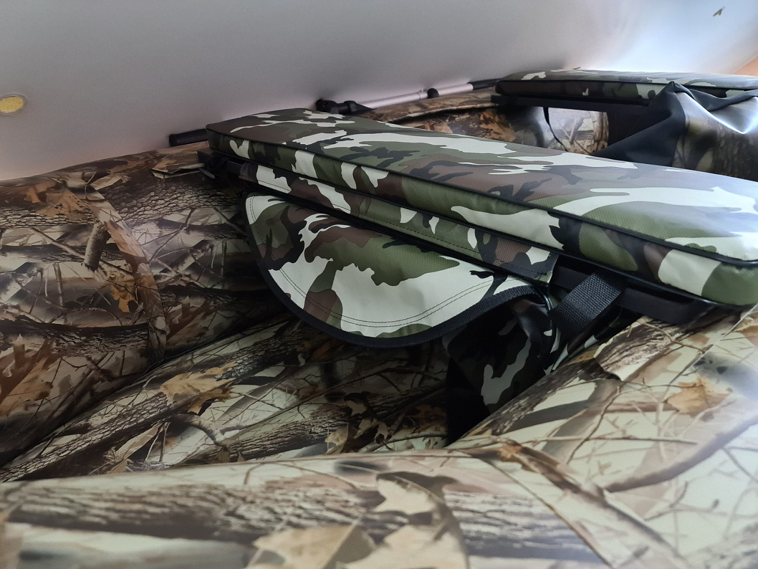 КОМПЛЕКТ МЯГКИХ НАКЛАДОК С СУМКОЙ ДЛЯ ЛОДОК 105Х20 КАМУФЛЯЖ в Кисловодске